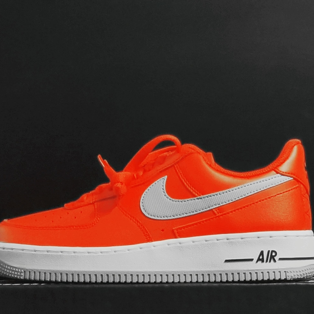 NIKE AIR FORCE 1 
COLORWAY: UNIVERSITY RED/LT SMOK
